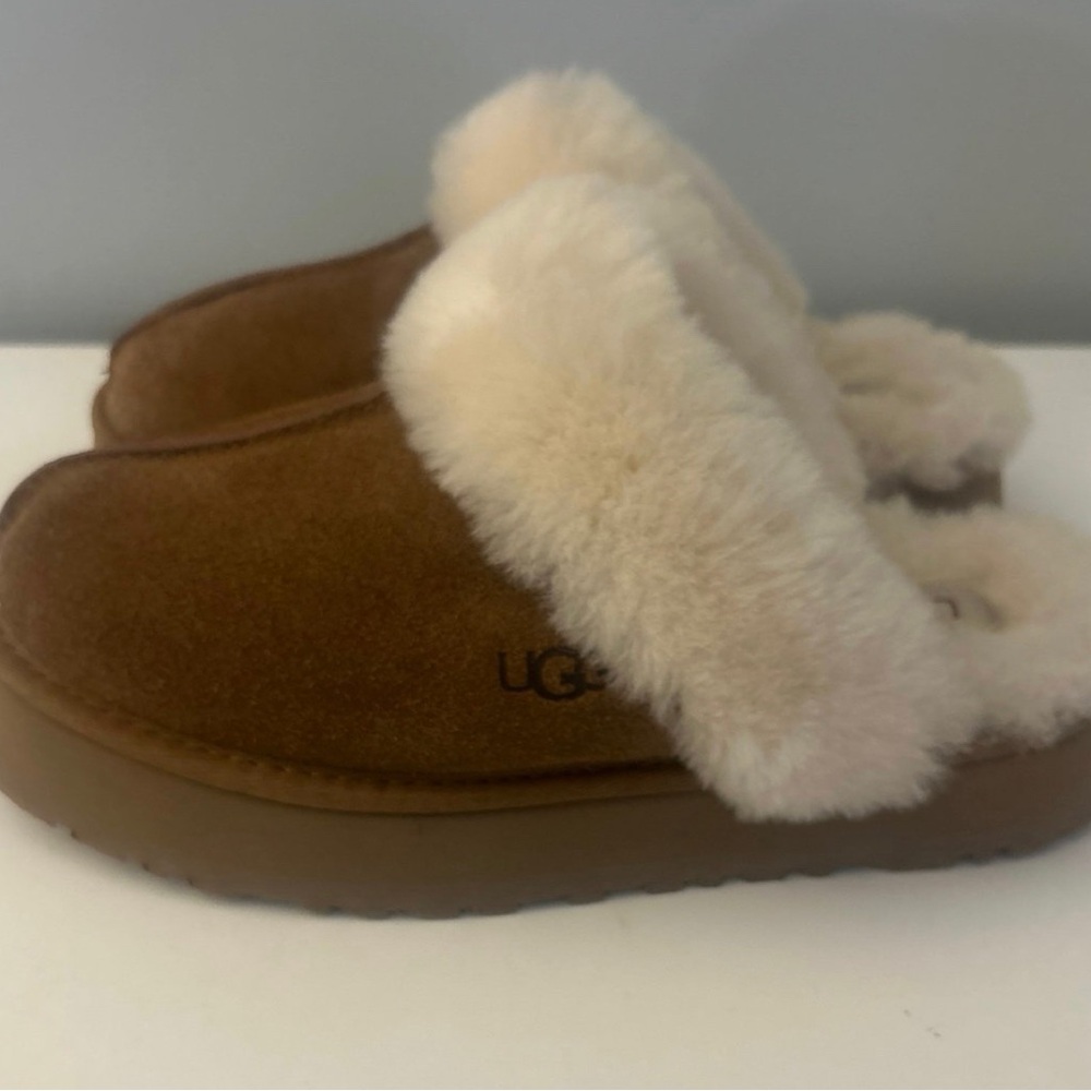 Ugg chestnut platform slippers size women’s 9 never worn in perfect condition